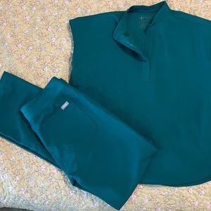 Figs Women’s Rafaela Oversized Scrub Top in Hunter Green